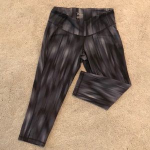 Old Navy size medium cropped exercise leggings